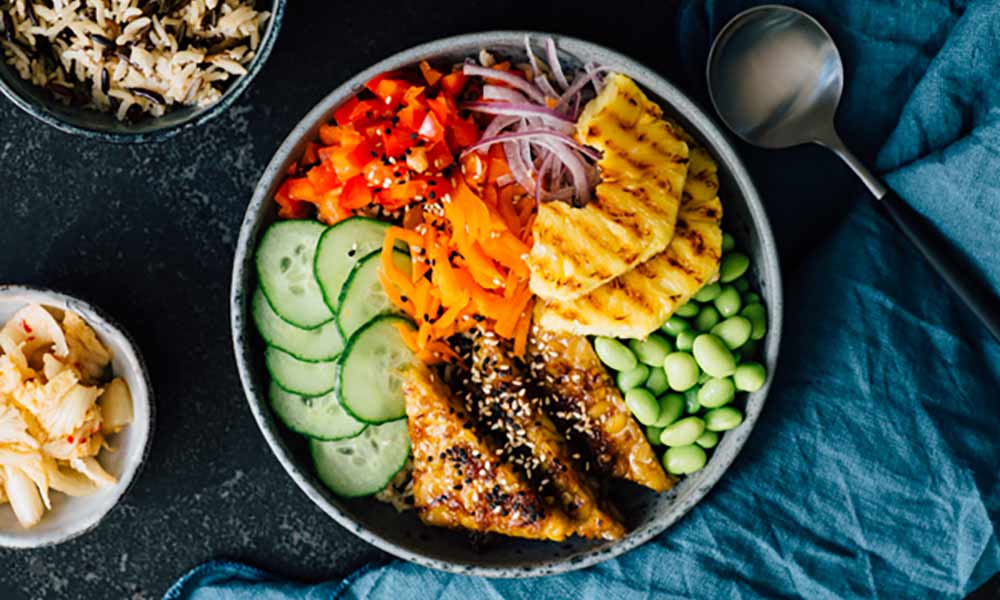 Hawaiian poké bowl with terriyaki sauce